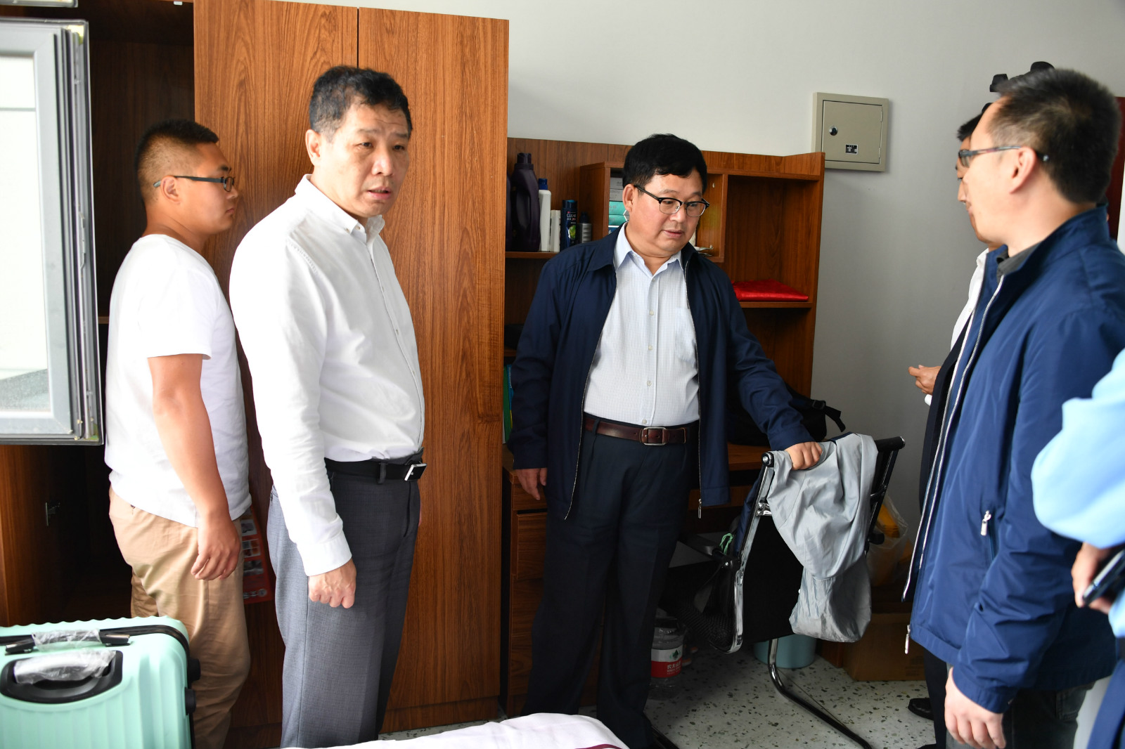 学校领导深入学生寝室看望新同学 学校领导深入学生寝室看望新同学